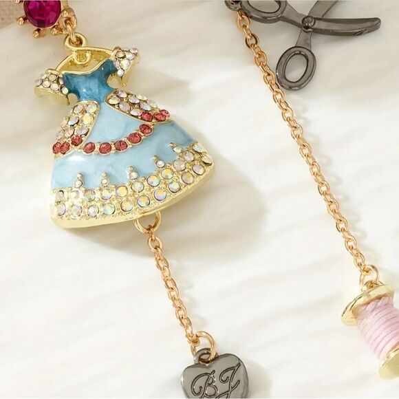 🩵 Betsey Johnson unique mismatched seamstress/dressmaker dangle earrings 🩵 - Picture 6 of 6